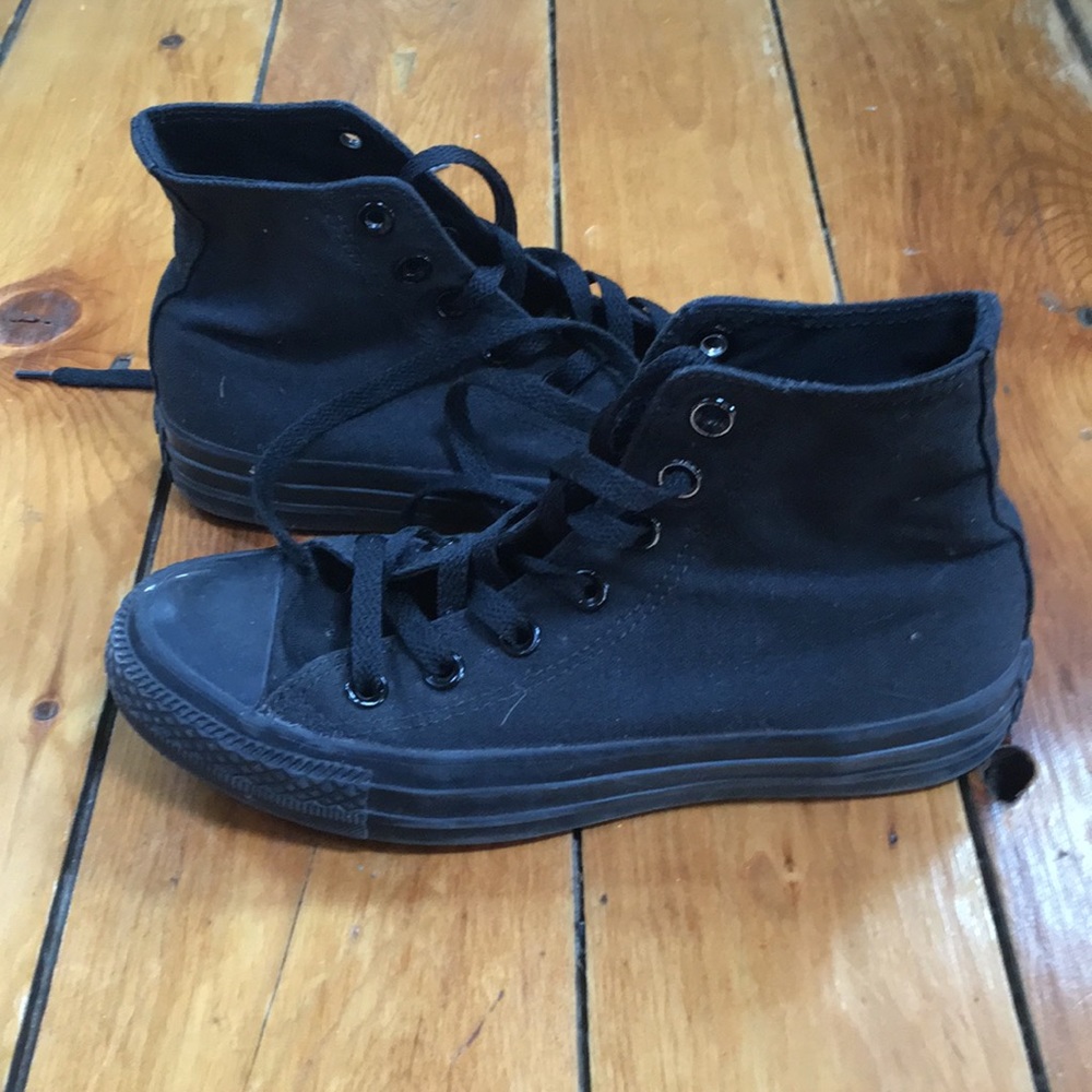 Black converse, women’s size 6